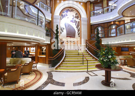 La Grand lobby si trova a bordo della nuovissima nave di Cunard, la Queen Elizabeth, appena arriva a Southampton per la prima volta. Foto Stock