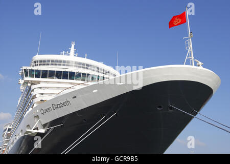 Nuova nave da crociera Queen Elizabeth. La nave più recente di Cunard, la regina Elisabetta, arriva a Southampton per la prima volta. Foto Stock