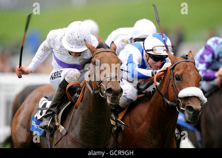 Corse ippiche - Quarta edizione annuale del Festival della birra CAMRA - giorno uno - Ippodromo di Ascot. Jockey William Buick su piccolo garcon (l) e Simon Pearce su Dungannon durante il DJP International handicap Stakes Foto Stock