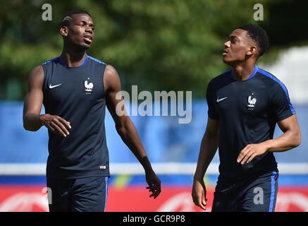 In Francia la Paul Pogba (sinistra) e Anthony Martial (a destra) durante una sessione di formazione presso la Clairefontaine Football Academy, Clairefontaine-en-Yvelines. Foto Stock