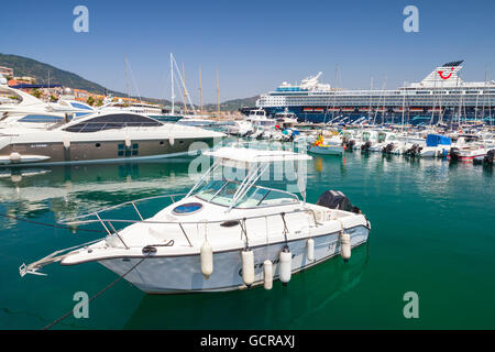 Ajaccio, Francia - luglio 6, 2015: Bianco piacere motoscafo galleggianti ormeggiate nel porto turistico di Ajaccio, Corsica, Francia Foto Stock