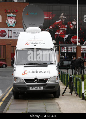 Camion satellite fuori dall'Anfield Stadium in attesa di una decisione sul futuro delle squadre di calcio di Liverpool, Liverpool. Foto Stock