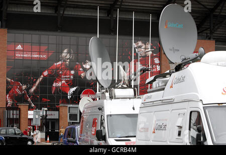 Calcio - Barclays Premier League - Liverpool Takeover - Anfield. Camion satellite fuori Anfield Stadium in attesa di una decisione sul futuro dei club di calcio di Liverpool, Liverpool. Foto Stock