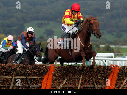 Amber Brook guidato da Paddy Brennan sulla strada per la vittoria nel Pertemps handicap hurdle a Cheltenham Racecourse. Foto Stock