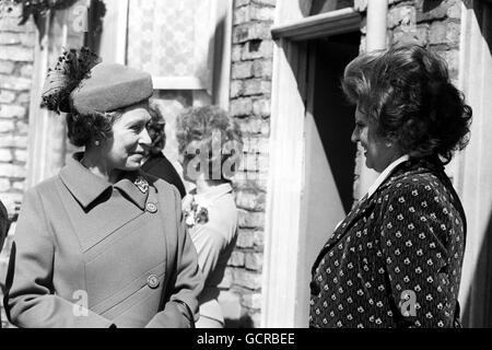 La regina Elisabetta II parla con l'attrice Pat Phoenix, quando ha visitato la nuova sede all'aperto a Manchester per il programma di lunga durata della televisione di Granada, Coronation Street. Foto Stock