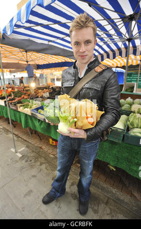 Il celebre Chef James Tanner fa shopping al mercato londinese di Tachbrook Street per promuovere il suo nuovo libro 'James Tanner Takes 5'. Foto Stock