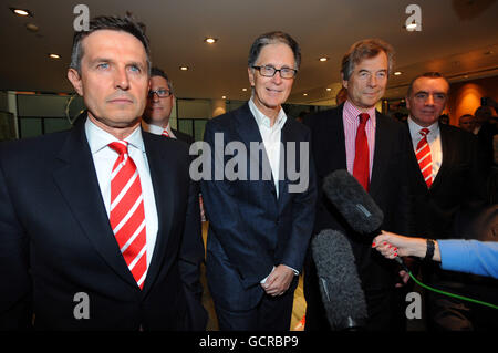 Liverpool FC nuovo proprietario John W Henry (centro) di NESV con il presidente di Liverpool Martin Broughton (2° a destra) e l'amministratore delegato del club Christian Burslow (sinistra) presso gli uffici di Slaughter e maggio nella città di Londra oggi. PREMERE ASSOCIAZIONE foto. Data immagine: Venerdì 15 ottobre 2010. Il credito fotografico dovrebbe essere: Fiona Hanson/PA Wire Foto Stock