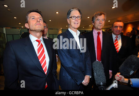 Liverpool FC nuovo proprietario John W Henry (centro) di NESV con il presidente di Liverpool Martin Broughton (2° a destra) e l'amministratore delegato del club Christian Burslow (sinistra) presso gli uffici di Slaughter e maggio nella città di Londra oggi. Foto Stock