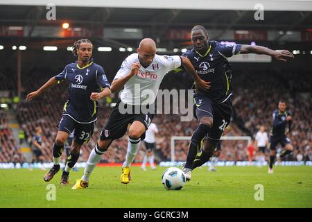 Calcio - Barclays Premier League - Fulham v Tottenham Hotspur - Craven Cottage. Diomansy Kamara di Fulham (al centro) e Ledley King di Tottenham Hotspur (a destra) lottano per la palla Foto Stock