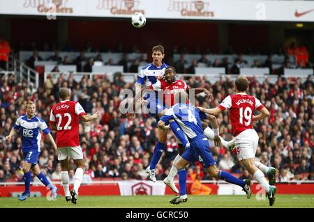 Calcio - Barclays Premier League - Arsenal / Birmingham City - Emirates Stadium. Nikola Zigic (centro) della città di Birmingham segna l'obiettivo di apertura. Foto Stock