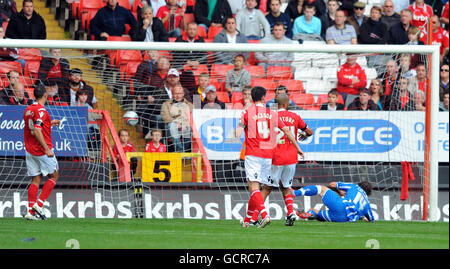 Brighton e Hove Albion's Inigo Calderon segna l'obiettivo di apertura della partita durante la partita della Npower Football League 1 a The Valley, Londra. Foto Stock