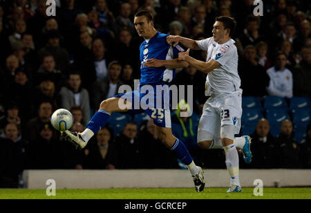 Robert Snodgrass di Leeds United affronta Jack Hobbs di Leicester City (a sinistra) durante la partita del campionato Npower a Elland Road, Leeds. Foto Stock