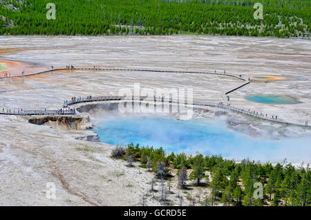 I visitatori che circonda la Excelsior Geyser cratere nel Parco Nazionale di Yellowstone Foto Stock