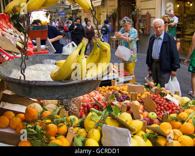 Frutta e verdura in vendita per le strade di Sorrento, vicino napoli, Italia Foto Stock