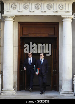 Il Cancelliere dello scacchiere George Osborne (destra) e il Segretario finanziario principale del Tesoro, Danny Alexander, lasciano il palazzo del Tesoro per la Camera dei Comuni di Londra. Foto Stock