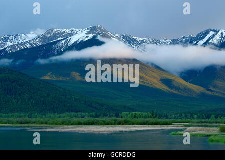 Laghi Vermillion e montagne dopo il tramonto, il Parco Nazionale di Banff, Canada Foto Stock