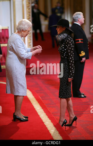 Tamara Mellon, fondatore delle scarpe Jimmy Choo, è un OBE della Regina Elisabetta II a Buckingham Palace, Londra. Foto Stock