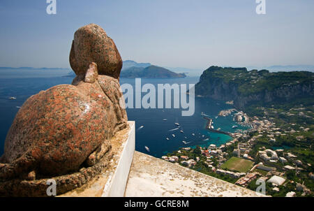 La famosa Sfinge che si affaccia sul Vesuvio e sul golfo di Napoli a Villa San Michele, ex casa dell'autore/medico Axel Munthe Foto Stock