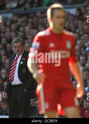 Calcio - Barclays Premier League - Liverpool / Blackburn Rovers - Anfield. Roy Hodgson, direttore del Liverpool (a sinistra), guarda Joe Cole (a destra) Foto Stock