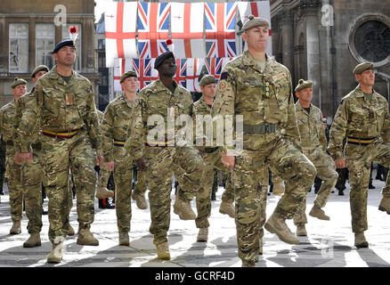 Soldati del Reggimento di Londra, il Reggimento dell'Esercito Territoriale della capitale a Guildhall Yard, fuori dalla Guildhall di Londra, durante la loro parata di ritorno dall'Afghanistan. Foto Stock