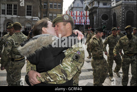 Lance CPL Russ Miller di Orpington è accolto dal suo partner Emily Potter a Guildhall Yard fuori dalla Guildhall di Londra, dopo la parata di ritorno dall'Afghanistan. Foto Stock