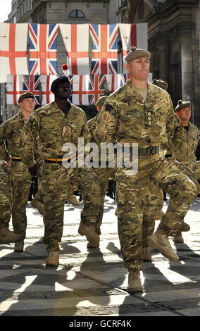 Soldati del Reggimento di Londra, il Reggimento dell'Esercito Territoriale della capitale a Guildhall Yard, fuori dalla Guildhall di Londra, durante la loro parata di ritorno dall'Afghanistan. Foto Stock