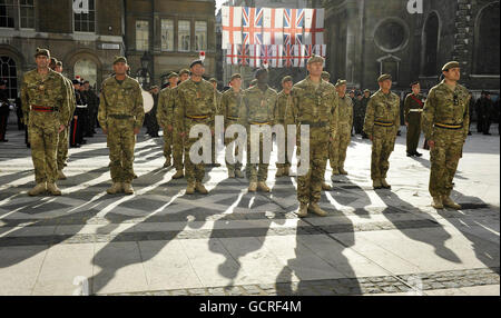 Soldati del Reggimento di Londra, il Reggimento dell'Esercito Territoriale della capitale a Guildhall Yard, fuori dalla Guildhall di Londra, durante la loro parata di ritorno dall'Afghanistan. Foto Stock