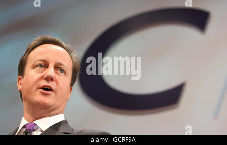 Il primo ministro David Cameron parla alla conferenza annuale della Confederazione dell'industria britannica (CBI), all'hotel Grosvenor House, a Mayfair, nel centro di Londra. Foto Stock