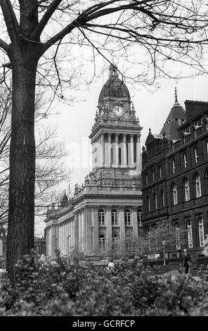 La facciata annerita del Municipio di Leeds e il suo tipo di orologio 'Big ben'. Fu progettato da Cuthbert Brodrick e aperto dalla Regina Vittoria nel 1858. Foto Stock