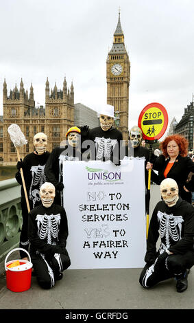 I membri del sindacato Unison vestiti di costumi scheletrici sul ponte di Westminster, Londra, mentre i lavoratori di tutto il Regno Unito si sono posti come scheletri per avvertire dei tagli ai servizi pubblici come biblioteche, scuole e ospedali in base alla decisione del governo di tagliare la spesa. Foto Stock