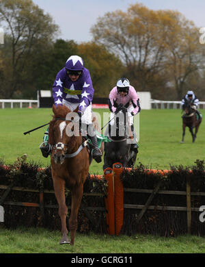 Babilu guidato da Tom o'Brien elimina l'ultimo ostacolo davanti a Lean Burn ridden Danny Cook per vincere il Severn Valley Catering handicap hurdle all'Uttoxeter Racecourse, Uttoxeter. Foto Stock