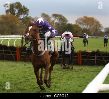 Babilu guidato da Tom o'Brien elimina l'ultimo ostacolo davanti a Lean Burn ridden Danny Cook per vincere il Severn Valley Catering handicap hurdle all'Uttoxeter Racecourse, Uttoxeter. Foto Stock