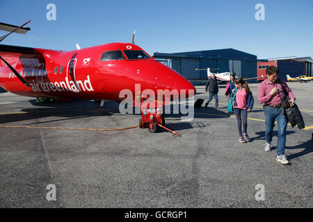 Dash-8 su asfalto in aeroporto, Ilulissat Foto Stock