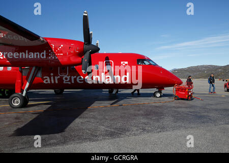 Dash-8 su asfalto in aeroporto, Ilulissat Foto Stock