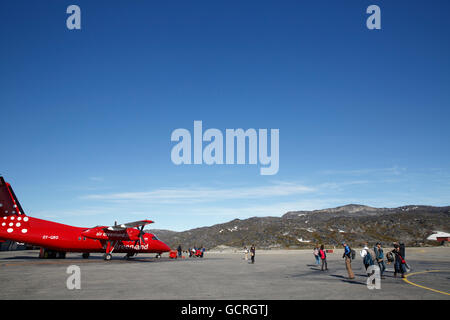 Dash-8 su asfalto in aeroporto, Ilulissat Foto Stock