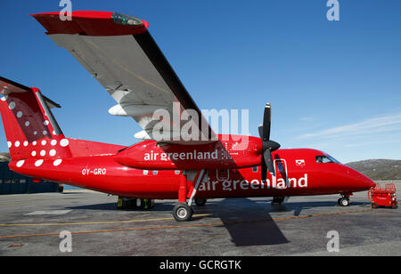 Dash-8 su asfalto in aeroporto, Ilulissat Foto Stock