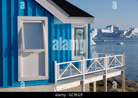 Casa sul lungomare e gli iceberg, Ilulissat Foto Stock
