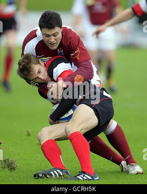 Watsonians' Jamie Blackwood (posteriore) affronta Stirling County's Robbie McGowan in una scozzese idro Premier uno, rugby union corrispondono a Myreside, Edimburgo, Scozia, 2° ottobre 2010. Foto Graham Stuart. Foto Stock
