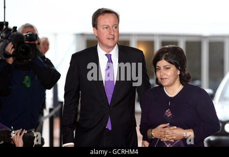 Il primo ministro David Cameron e la baronessa Warsi arrivano al Centro Congressi Internazionale di Birmingham per l'inizio della Conferenza annuale del Partito conservatore di quest'anno. Foto Stock