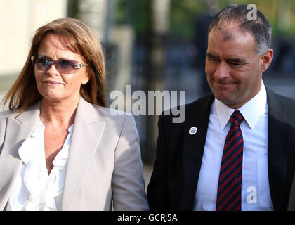 L'ex socialista MSP Tommy Sheridan e sua moglie Gail arrivano alla High Court di Glasgow dove sono entrambi in processo per la pergiuria. Foto Stock