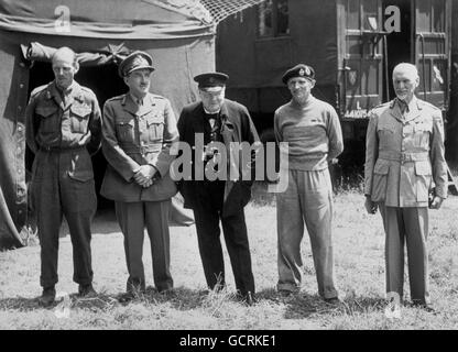 Da sinistra a destra, Lt Gen Miles Dempsey; Field Marshall Sir Alan Brooke, primo Ministro Winston Churchill, Generale Bernard Law Montgomery e Generale Jan Smuts del Sud Africa al di fuori della sede del 21° gruppo militare in qualche parte dell'Inghilterra meridionale. Foto Stock