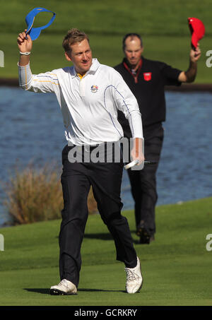 Golf - 38th Ryder Cup - Europa v USA - Day Four - Celtic Manor Resort. Ian Poulter in Europa riconosce la folla Foto Stock