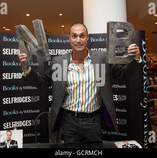 Nigel Barker, fotografo e giudice della realtà mostrano il Next Top Model dell'America durante un libro firmato per l'equazione della bellezza di Nigel Barker, a Selfridges a Londra. Foto Stock