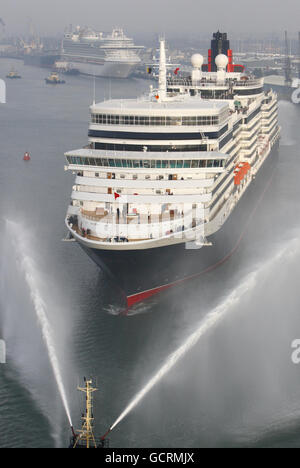 La nuovissima nave di Cunard la Regina Elisabetta arriva a Southampton per la prima volta. Foto Stock