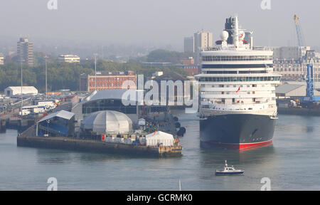 La nuovissima nave di Cunard la Regina Elisabetta arriva a Southampton per la prima volta. Foto Stock