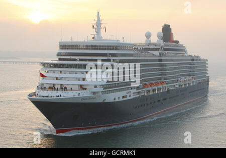 Nuova nave da crociera Queen Elizabeth. La nave più recente di Cunard, la regina Elisabetta, arriva a Southampton per la prima volta. Foto Stock