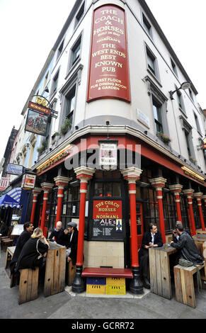 Vista generale del pub Coach and Horses in Greek Street a Soho di Londra. Foto Stock