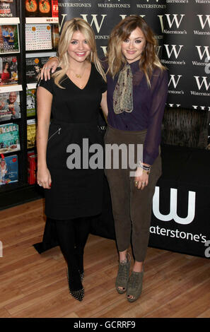 Holly Willoughby (a sinistra) e Fearne Cotton durante una fotocellula per lanciare il loro libro 'The Best Friends Guide to Life', al Waterstone's nel Bluewater Shopping Center, Kent. Foto Stock