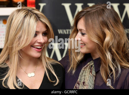 Holly Willoughby (a sinistra) e Fearne Cotton durante una fotocellula per lanciare il loro libro 'The Best Friends Guide to Life', al Waterstone's nel Bluewater Shopping Center, Kent. Foto Stock