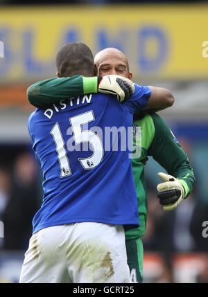 Tim Howard di Everton (a destra) e celebra la loro vittoria dopo il Fischio finale con il compagno di squadra Sylvain Distin Foto Stock